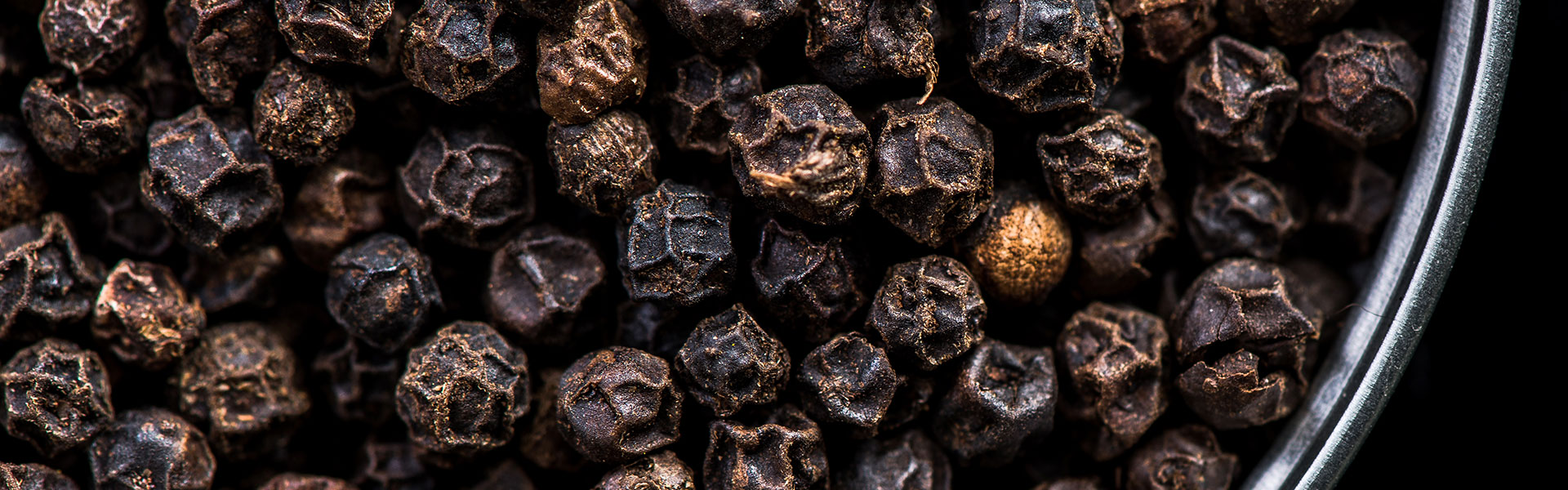 black-pepper-seeds-in-pot-with-copy-space-PV7Y3LR